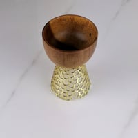 تقديمة خشبية بقاعدة ذهبية