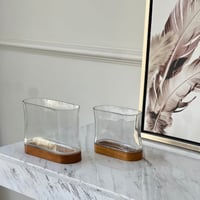 فازة زجاج بقاعدة خشب