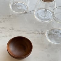 علبة زجاج بغطاء خشب