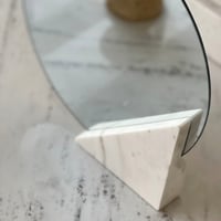 مراية بقاعدة رخام