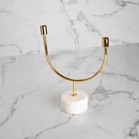 شمعدان ذهبي بقاعدة رخامية