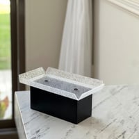 تقديمة اكريلك بقاعدة معدن