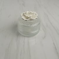 علبة زجاج صغيرة