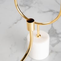 شمعدان ذهبي بقاعدة رخامية