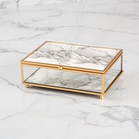 صندوق زجاجي بغطاء مرآة