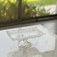 تقديمة زجاج بقاعدة