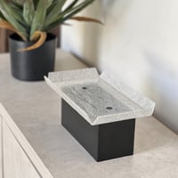 تقديمة اكريلك بقاعدة معدن