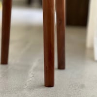 طاولة رخام بارجل خشبية