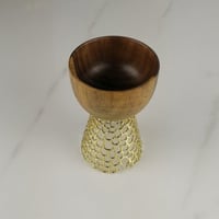 تقديمة خشبية بقاعدة ذهبية