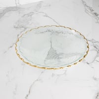 صحن تقديم زجاجي باطراف ذهبية