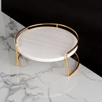 تقديمة رخام بقاعدة ذهبية