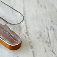 فازة زجاج بقاعدة خشب