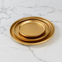 صحن تقديم ذهبي