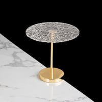 تقديمة اكريليك بقاعدة ذهبية