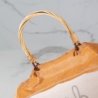 سلة بقاعده من الخزف