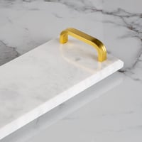 تقديمة رخام بمقابض ذهبية