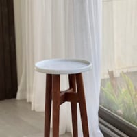 طاولة رخام بارجل خشبية