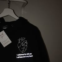 بلوفر قلب وعبارة