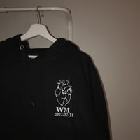 بلوفر قلب وعبارة