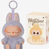 ميدالية لابوبو الجالس بوب مارت - Labubu Sitting Do...