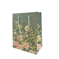 كيس هدايا وسط درزن