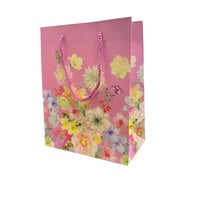 كيس هدايا وسط درزن