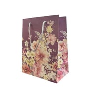 كيس هدايا وسط درزن