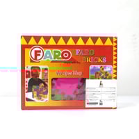 مكعبات بازل في علبة كرتون صغير