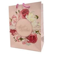 كيس هدايا وسط درزن