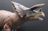 درزن مجسم ديناصور