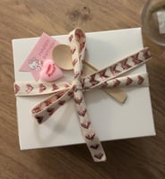 بكج البيبي روز (فازة بيبي روز+كيك الكوب)