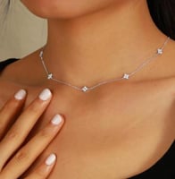 سلسال باللون الفضي