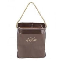 سطل ماء مربع كبير مصفط.