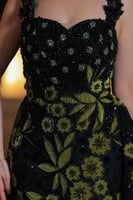 فستان يتميز بتصميم أنيق وفخم يناسب المناسبات الراق...