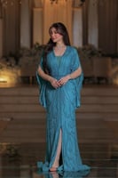 فستان سهرة بلون فيروزي ملكي يخطف الأنظار