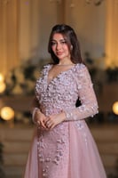 فستان سواريه لحمي مطرّز بتطريزات ثلاثية الأبعاد وت...