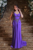 فستان بلون بنفسجي فاخر بتصميم سهرة أنيق، يتميز بقص...