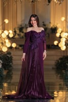 فستان سهرة بنفسجي فاخر بأكتاف ساقطة وتصميم مطرز حر...