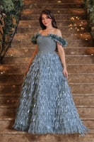 فستان سهرة طويل بلون رمادي مزرق يجمع بين الفخامة و...