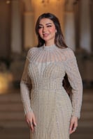 فستان يتمتع بفخامة راقية وأناقة أنثوية جذابة. بلون...