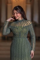 فستان أنيق وفاخر، يتميز بتصميم طويل بلون زيتي مائل...