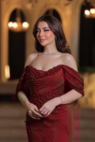 فستان سهرة باللون الأحمر العنابي الداكن بتصميم أوف...