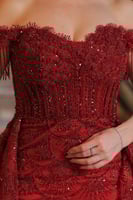 فستان سهرة فخم بلون أحمر براق، يتميز بتصميم أوف شو...