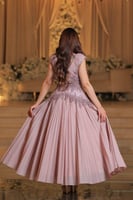 فستان سهرة فاخر بلون وردي بودري