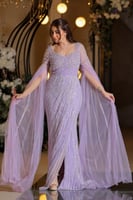 فستان سهرة مطرز بالخرز بفتحه ساق واكمام كيب