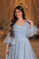 فستان سهرة ملكي بلون سماوي هادئ ينبض بالرقي والروم...