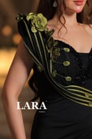 فستان سهرة أسود فاخر بتصميم غير متماثل يبرز جمال ا...