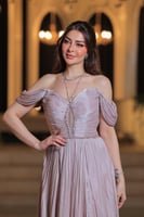 فستان سهرة طويل بلون لحمي لامع بتصميم أوف شولدر أن...