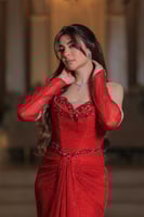 فستان سهرة طويل بلون احمر مطعّم بلمعة ناعمة، يتميز...