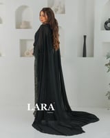 فستان مرصع بالكامل بحبيبات لامعة تعكس الضوء